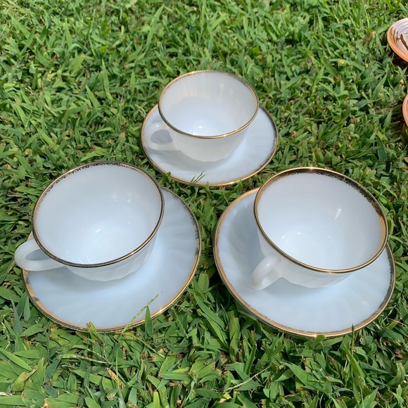 Fire King tea cups and saucers - Picture 5 of 16